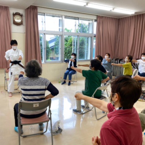 座位で突きポーズ